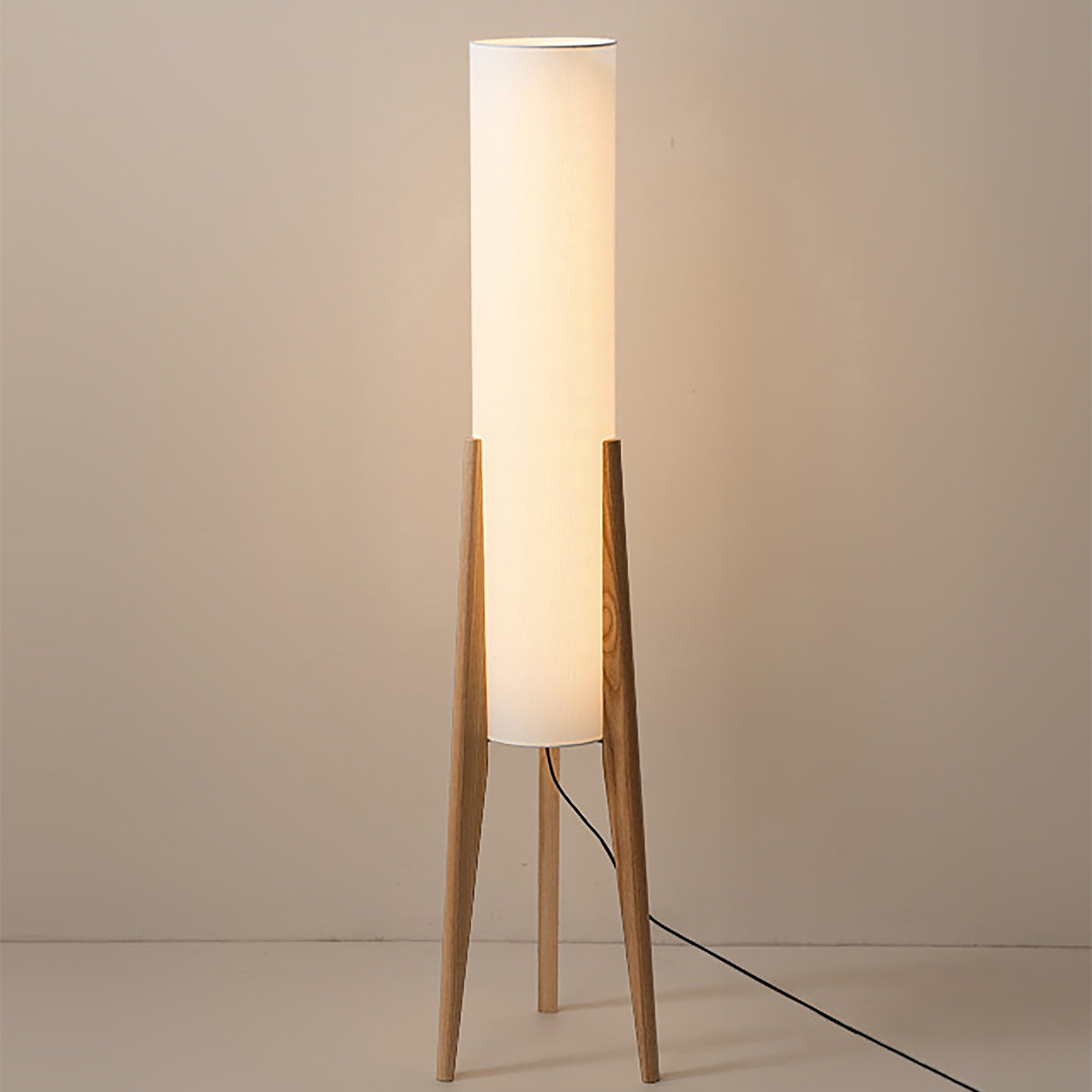 Liora Stehlampe, Walnussholzfuß mit Stoffschirm und dimmbarer LED