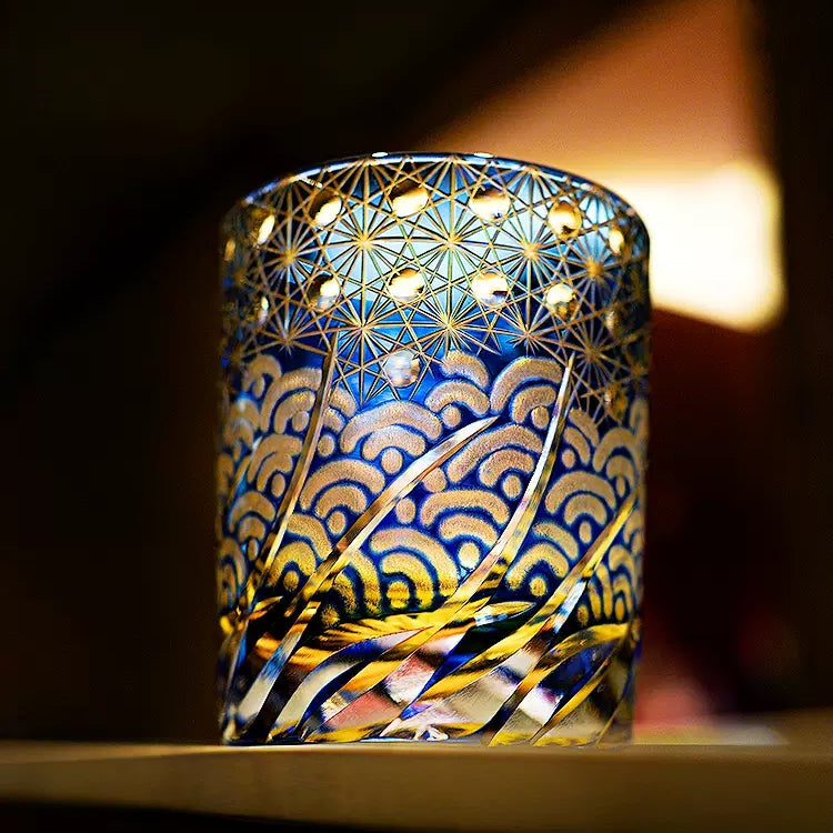 Kirrea Edo Kiriko whiskyglas in blauw en amber, houten geschenkdoos