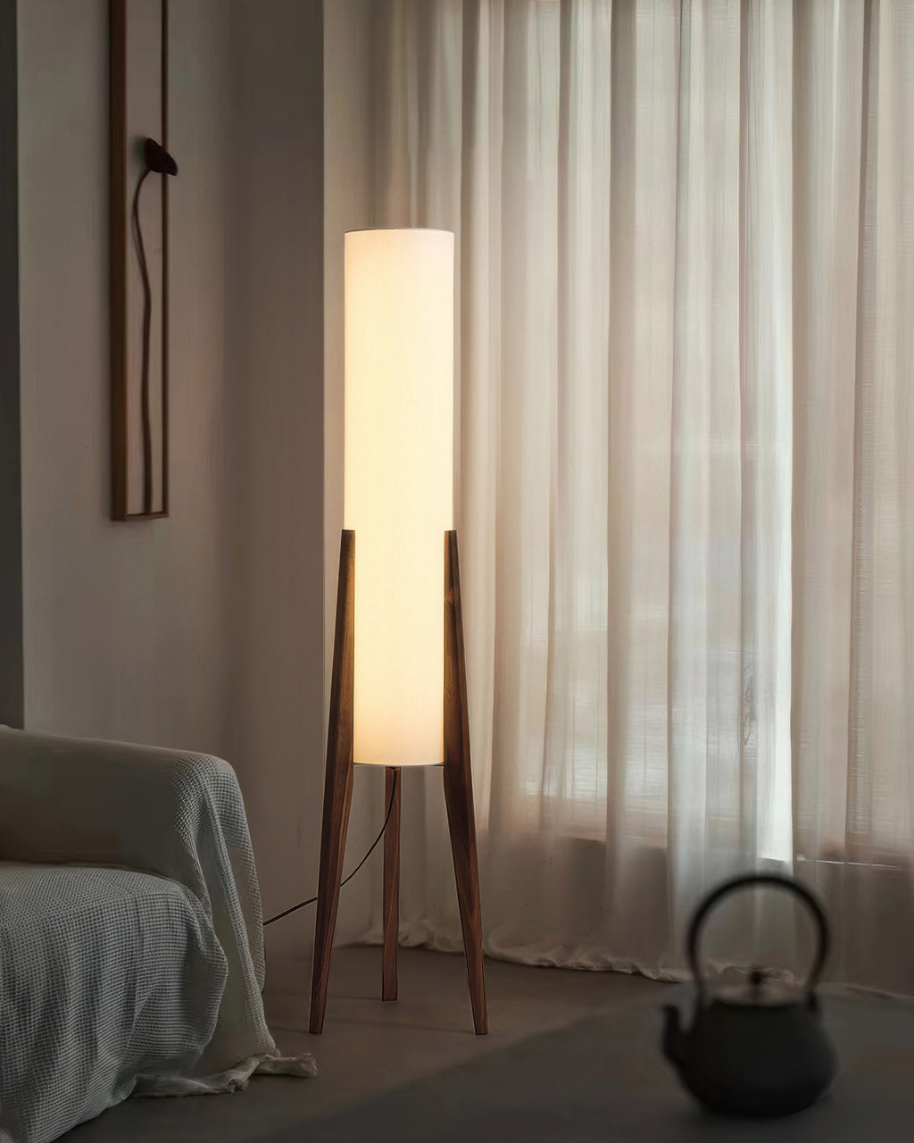 NovaOak-gulvlampe med træfod, stofskærm og dæmpbar varm-kold LED lys.