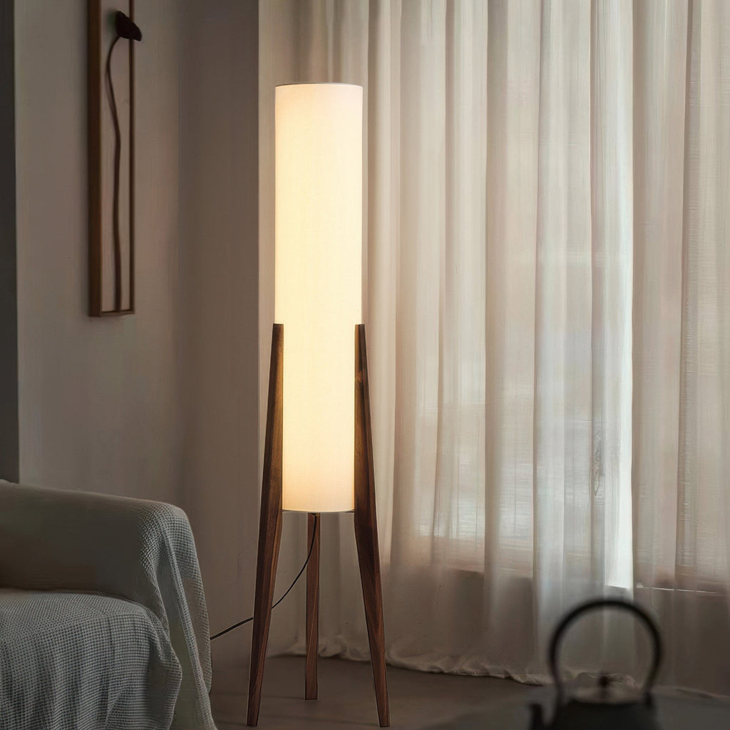 Liora Stehlampe, Walnussholzfuß mit Stoffschirm und dimmbarer LED