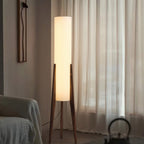 Liora Stehlampe, Walnussholzfuß mit Stoffschirm und dimmbarer LED