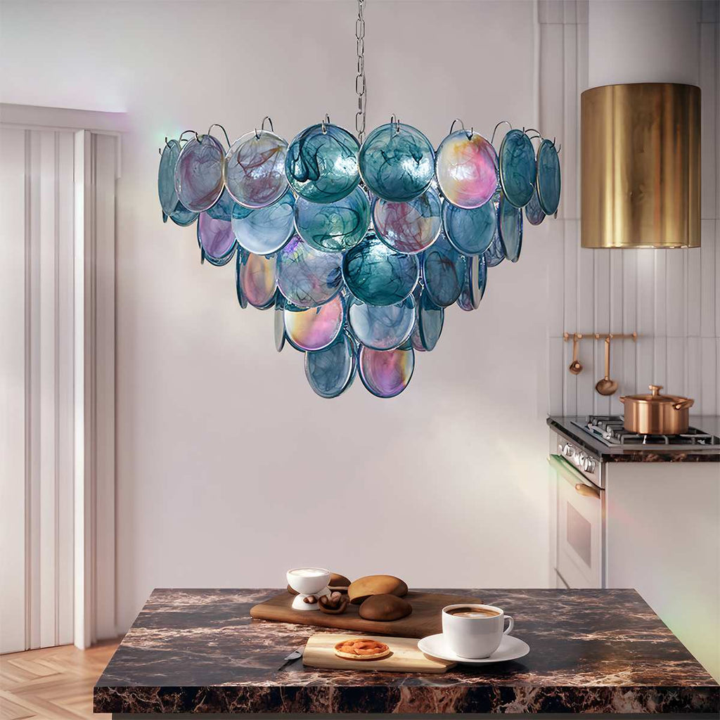 Emerald Cascade Glas Og Metal Lysekrone Med Iriserende Accenter