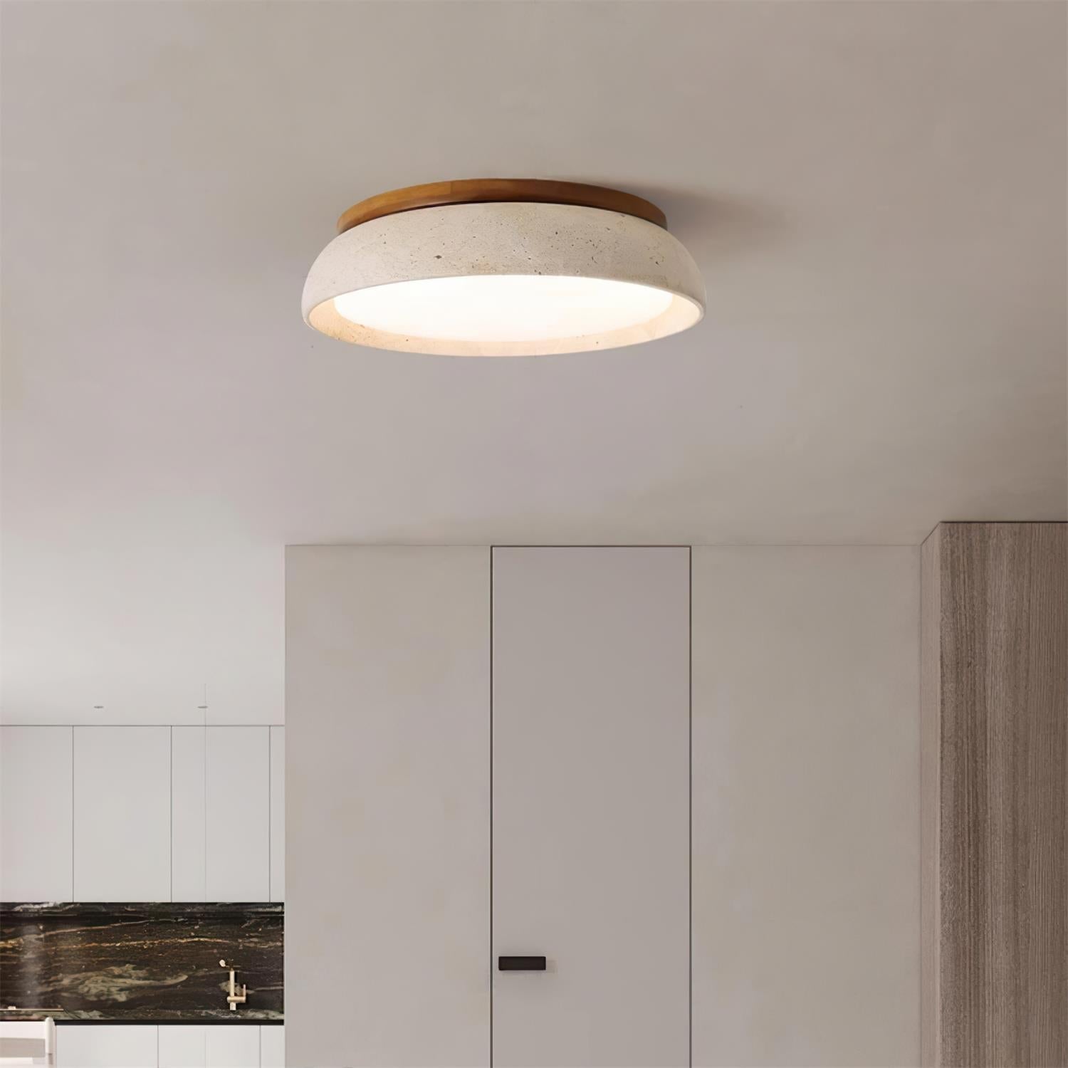 Travertinloftlampe, rundt Aureli-design med træbase