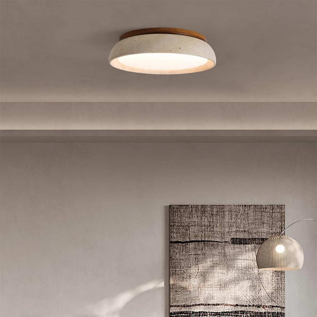 Travertinloftlampe, rundt Aureli-design med træbase