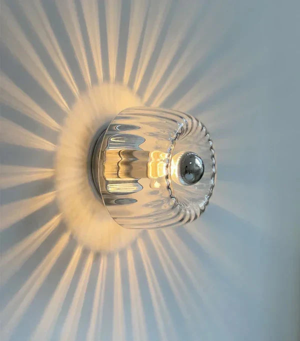 Aplique de parede de vidro Sunburst com abajur ondulado, luz ambiente RadiantFlux