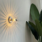 Aplique de parede de vidro Sunburst com abajur ondulado, luz ambiente RadiantFlux