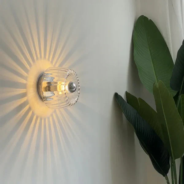 Aplique de parede de vidro Sunburst com abajur ondulado, luz ambiente RadiantFlux