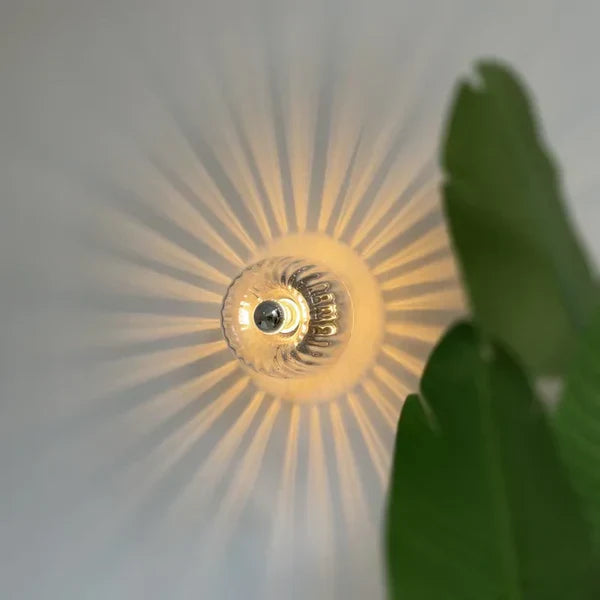Aplique de parede de vidro Sunburst com abajur ondulado, luz ambiente RadiantFlux