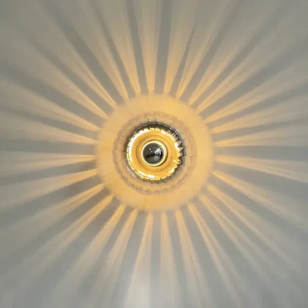 Aplique de parede de vidro Sunburst com abajur ondulado, luz ambiente RadiantFlux