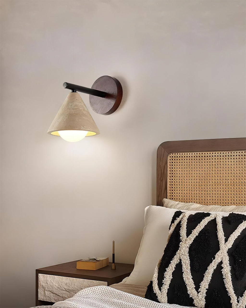 Riita  Wall Lamp  triangular cone-shaped travertine | Fioriscas