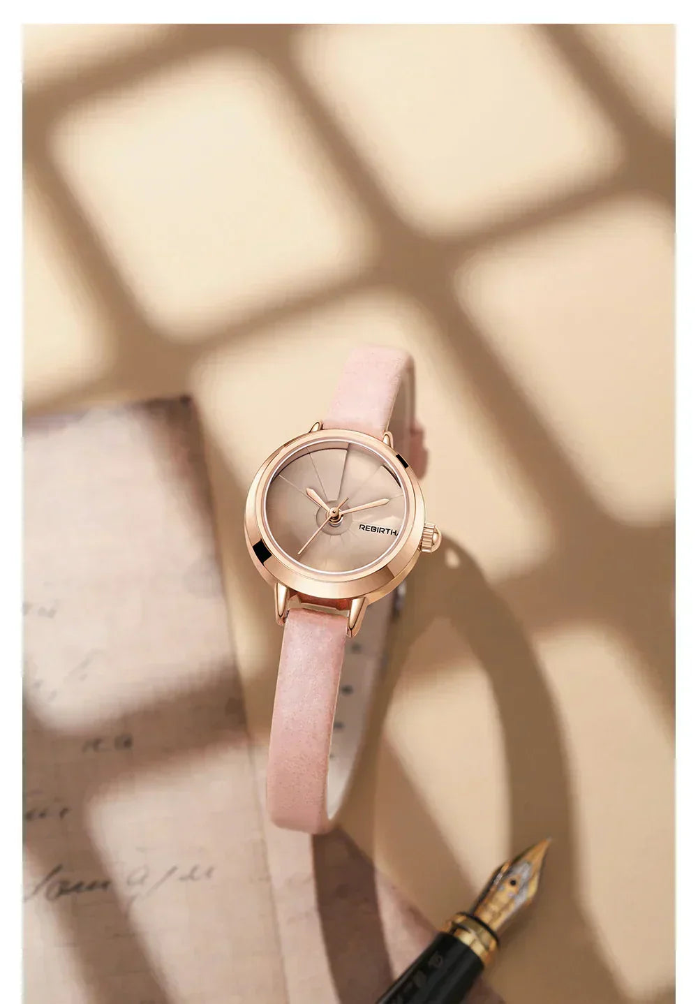 Dameur i læder med vintageinspireret minimalistisk urskive