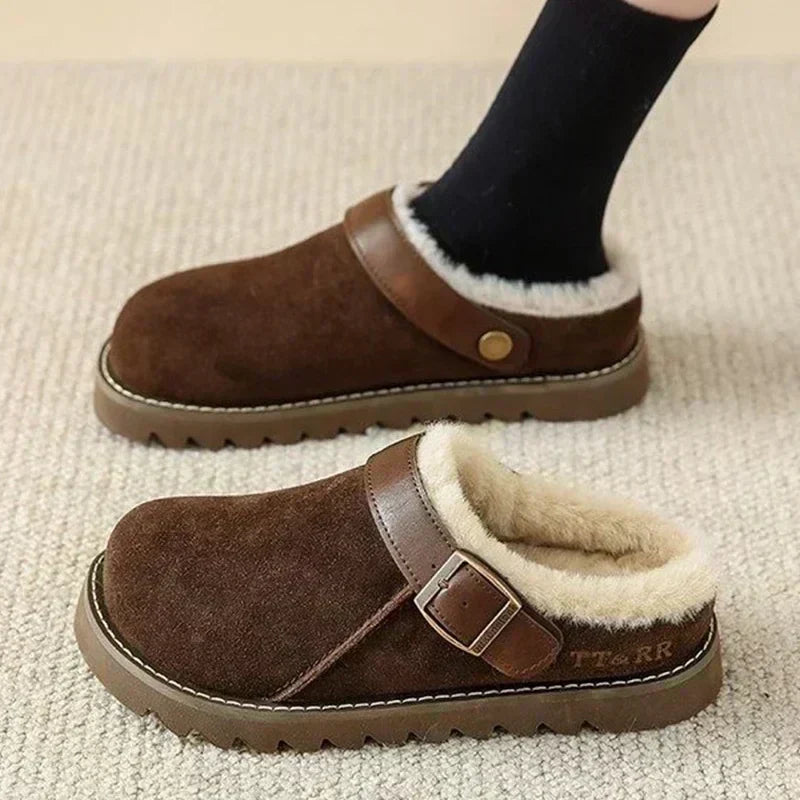 Chinelos tipo clog CozyCloud para mulher, com forro felpudo e tira com fivela
