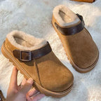 Chinelos tipo clog CozyCloud para mulher, com forro felpudo e tira com fivela