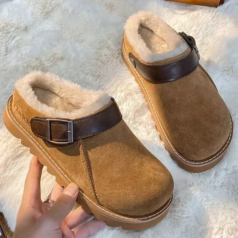 Chinelos tipo clog CozyCloud para mulher, com forro felpudo e tira com fivela