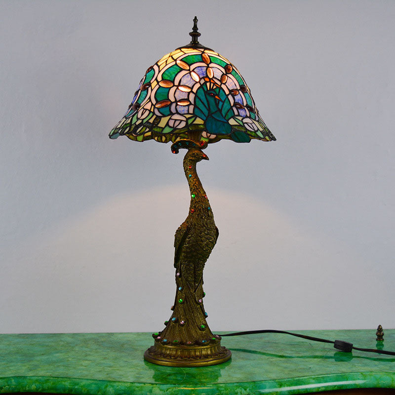 Tiffany-Tischlampe mit mehrfarbigem Glasschirm in Kuppelform und Kunstharzfuß