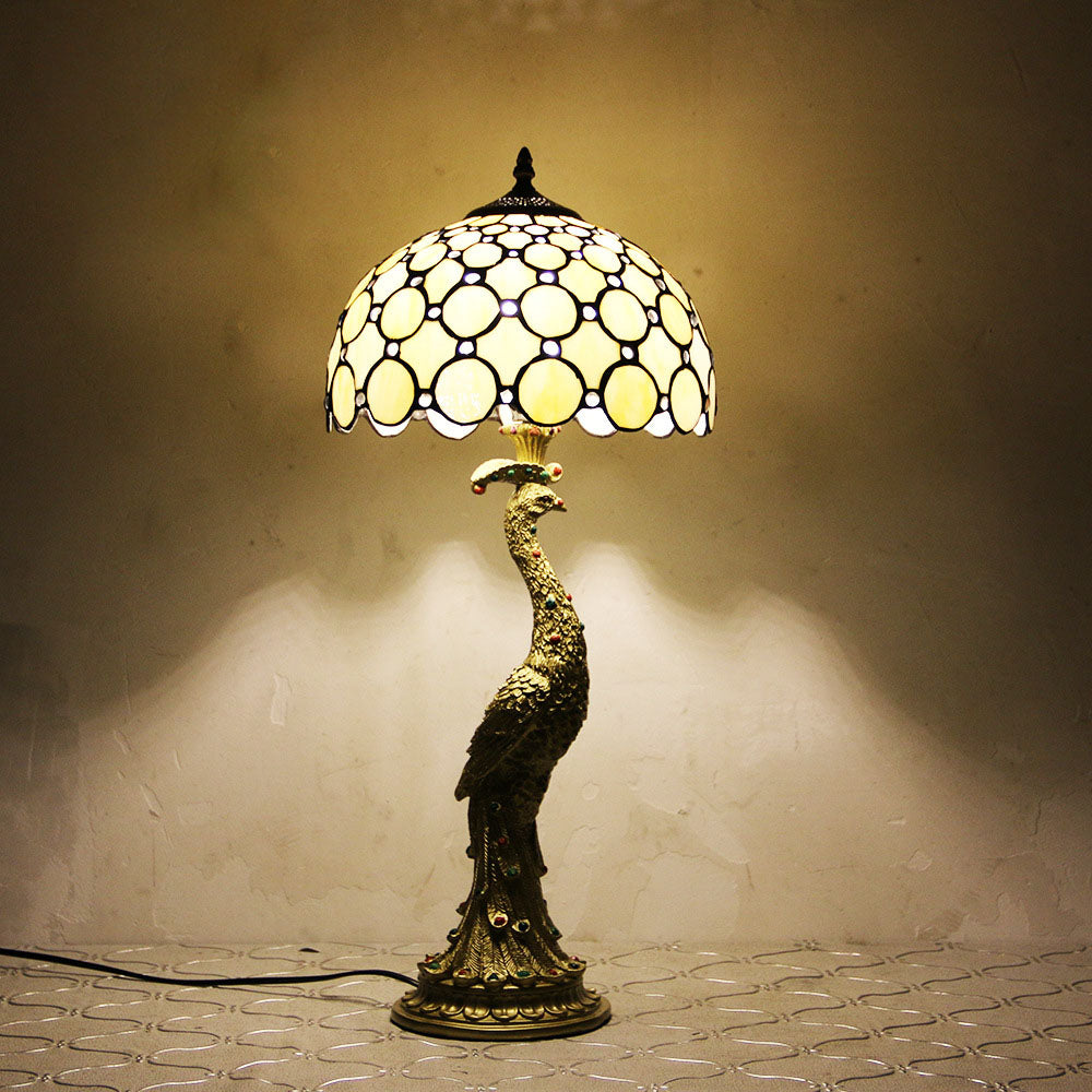 Tiffany-Tischlampe mit mehrfarbigem Glasschirm in Kuppelform und Kunstharzfuß