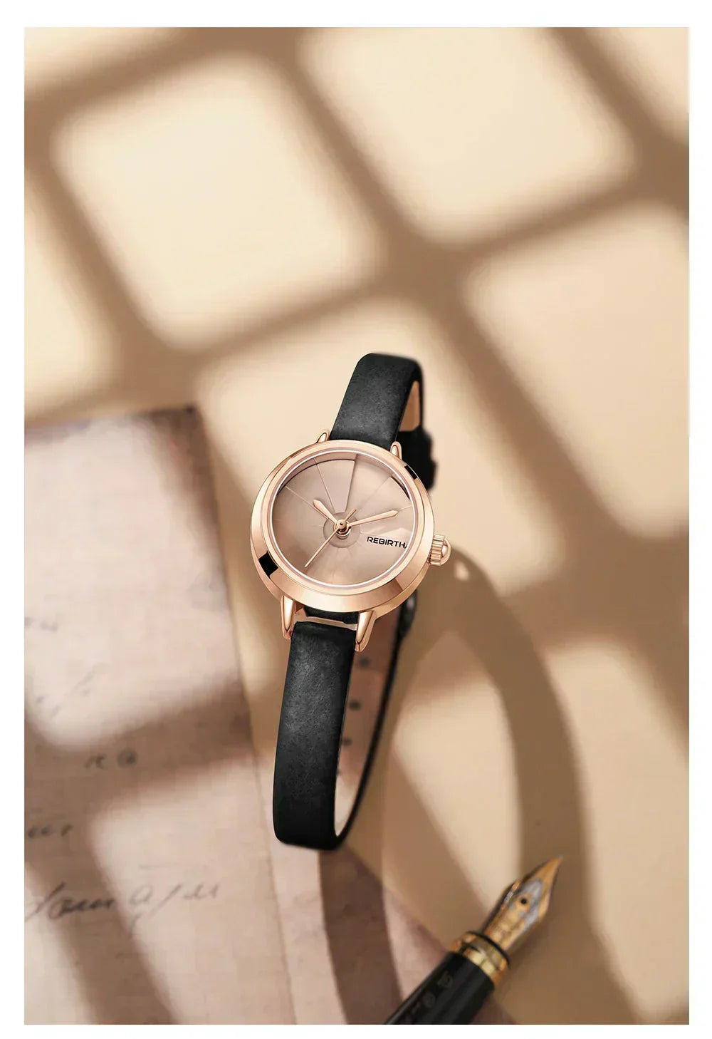 Dameur i læder med vintageinspireret minimalistisk urskive
