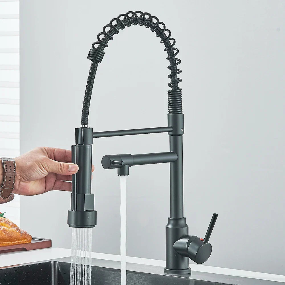 Kuchyňská baterie FluxSpout z nerezové oceli s flexibilním pružinovým výtokem