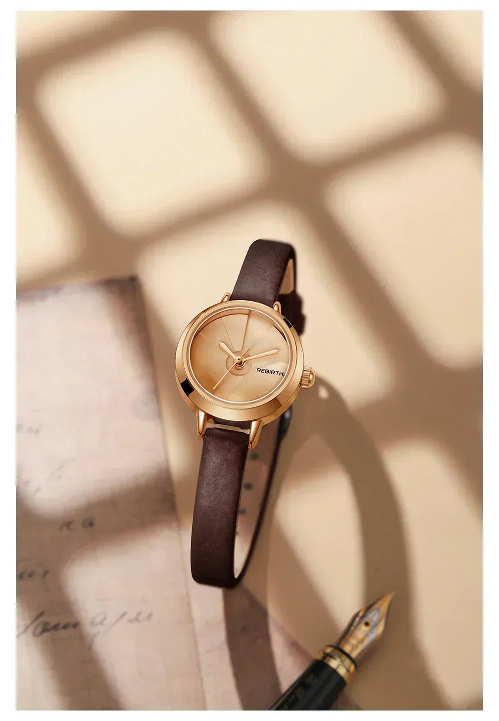 Dameur i læder med vintageinspireret minimalistisk urskive
