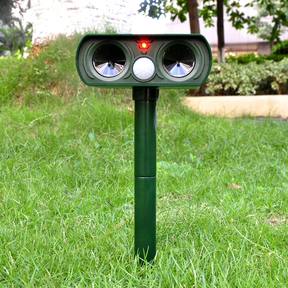 GardenGuard napelemes nyúlriasztó villogó fényű karókkal