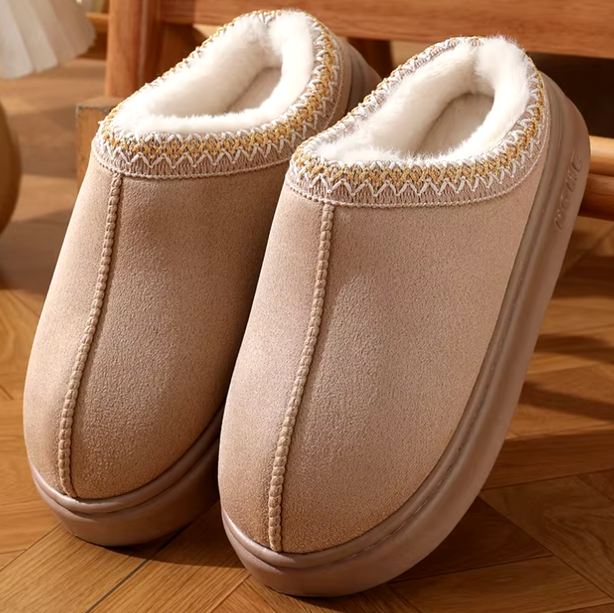 Chinelos de pele de ovelha com forro de lã para usar confortavelmente em casa