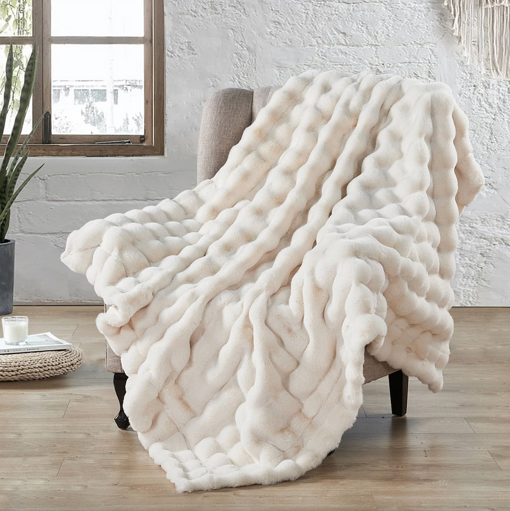 Manta de pelo de coelho sintético com almofada a condizer, design ondulado VeloraWeave