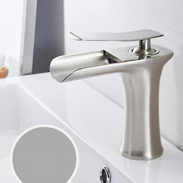 Grifo de lavabo de baño tipo cascada, cuerpo de latón, acabado cromado