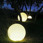 Lanterne solaire LunaGlow en forme de sphère lunaire pour ambiance extérieure
