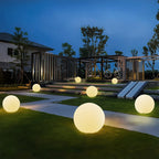 Lanterne solaire LunaGlow en forme de sphère lunaire pour ambiance extérieure