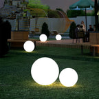 Lanterne solaire LunaGlow en forme de sphère lunaire pour ambiance extérieure