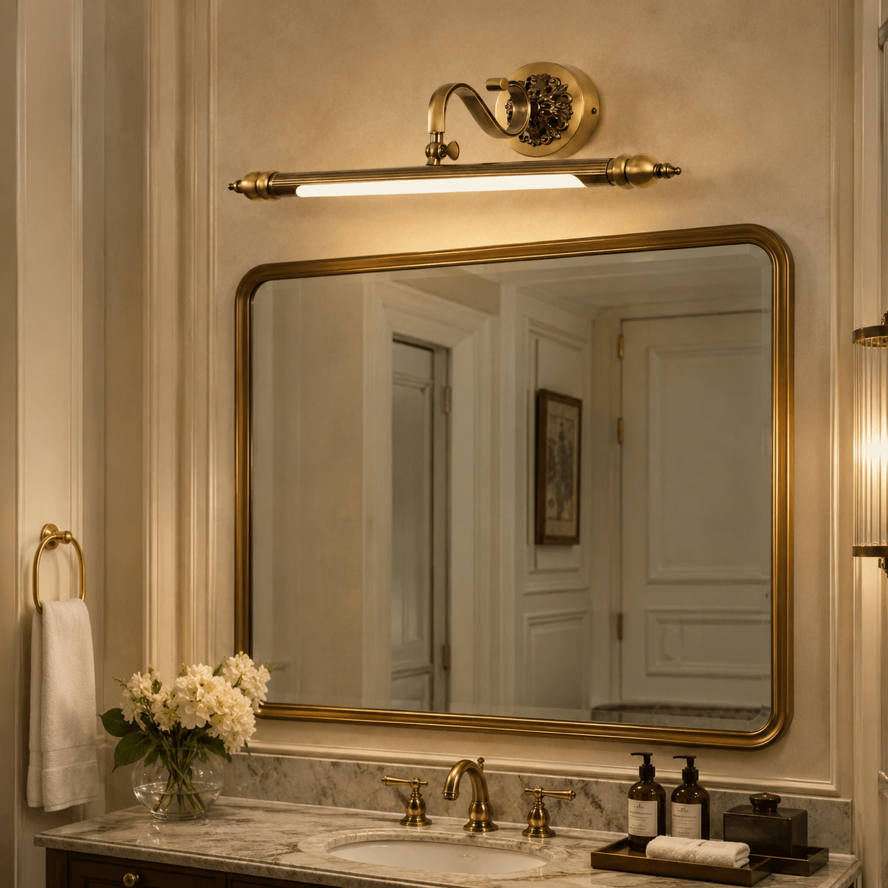 Luz de Parede Retro Copperlume com Base Ornamental e Detalhes Estriados