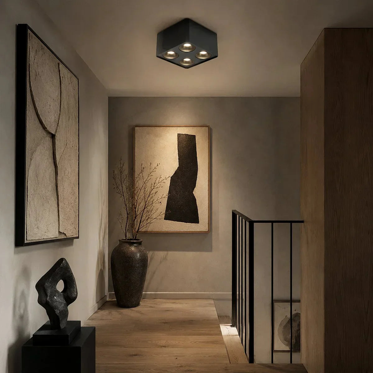 Kwadratowa lampa sufitowa QuadLux z czterema regulowanymi głowicami typu gimbal