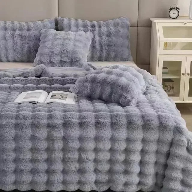 Manta de pelo de coelho sintético com almofada a condizer, design ondulado VeloraWeave