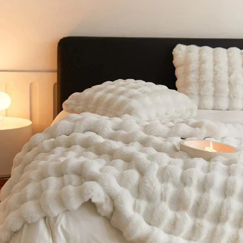 Manta de pelo de coelho sintético com almofada a condizer, design ondulado VeloraWeave