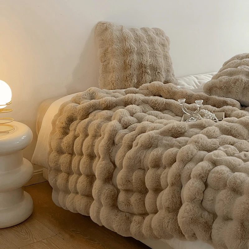 Manta de pelo de coelho sintético com almofada a condizer, design ondulado VeloraWeave