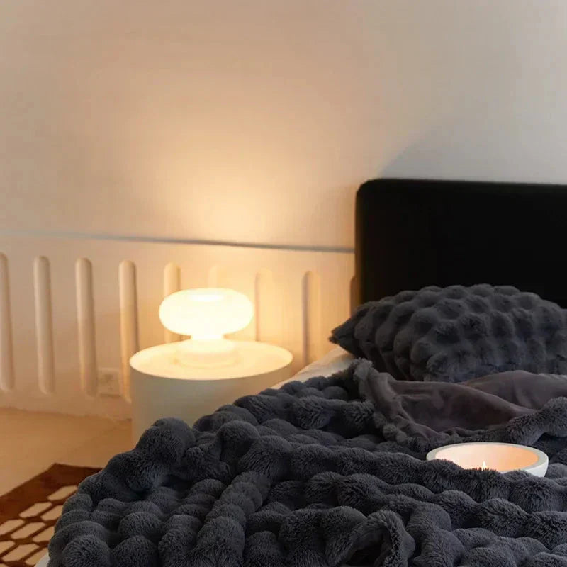Manta de pelo de coelho sintético com almofada a condizer, design ondulado VeloraWeave