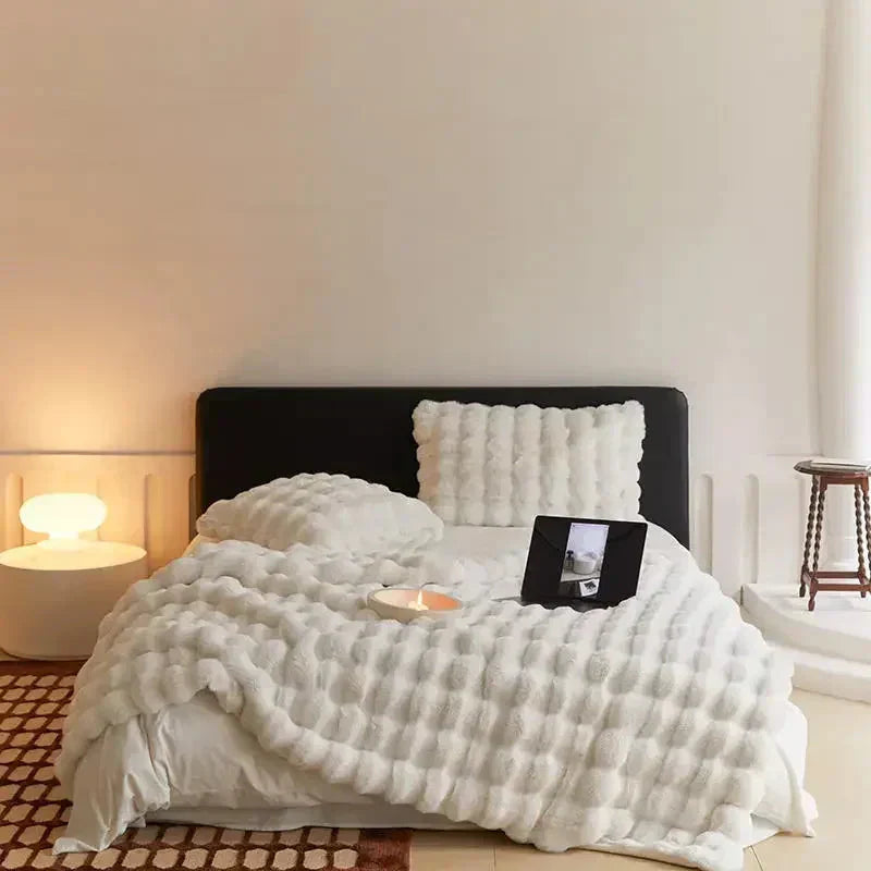 Manta de pelo de coelho sintético com almofada a condizer, design ondulado VeloraWeave