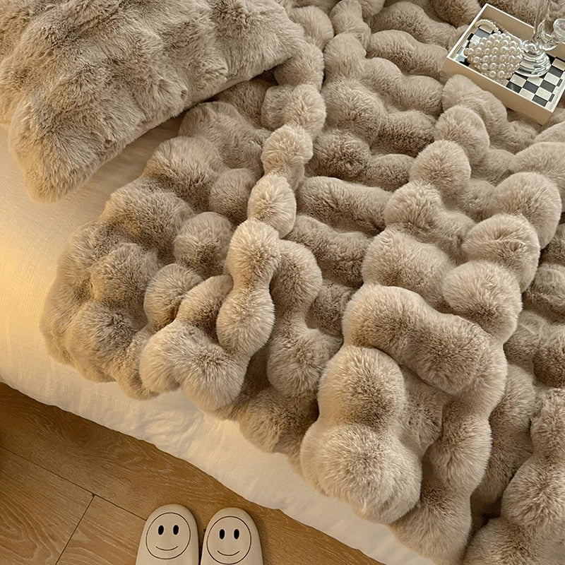 Manta de pelo de coelho sintético com almofada a condizer, design ondulado VeloraWeave