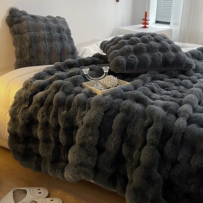 Manta de pelo de coelho sintético com almofada a condizer, design ondulado VeloraWeave