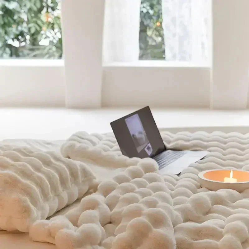 Manta de pelo de coelho sintético com almofada a condizer, design ondulado VeloraWeave
