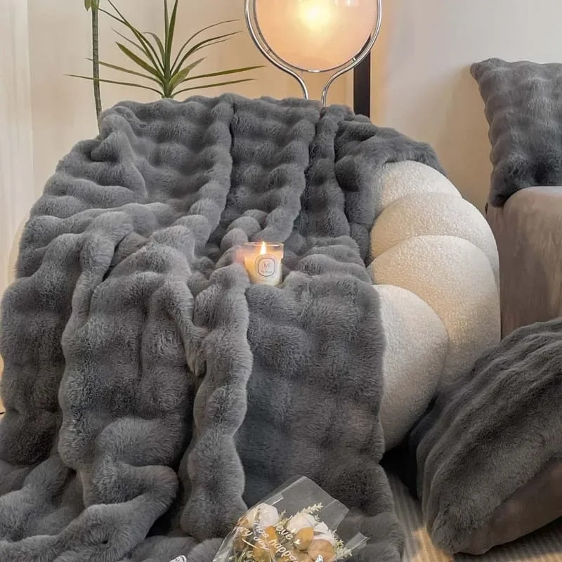 Manta de pelo de coelho sintético com almofada a condizer, design ondulado VeloraWeave