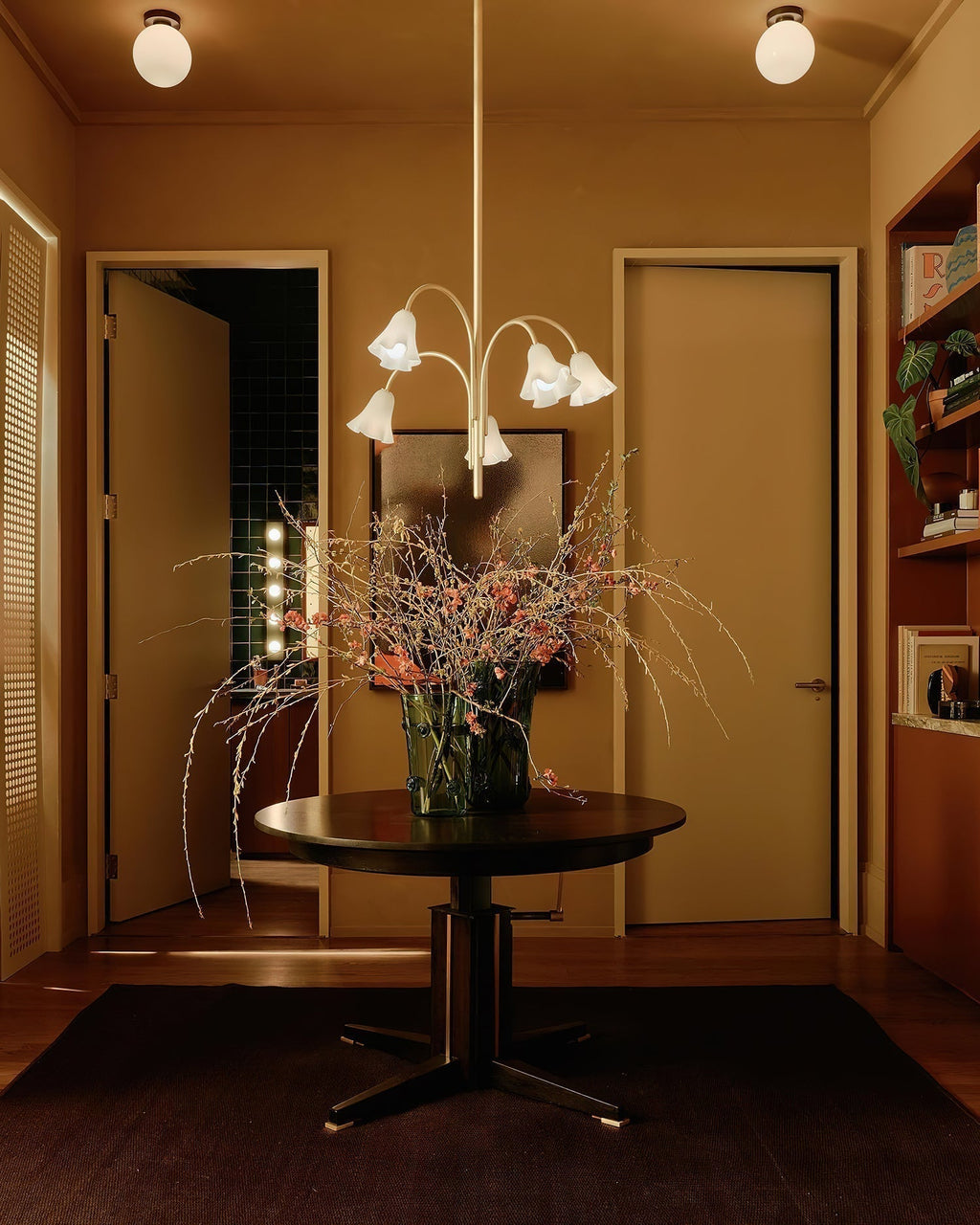 Chandelier Flower-Shaped Glass Shades on Gold Metal Arms for Dining | Fioriscas