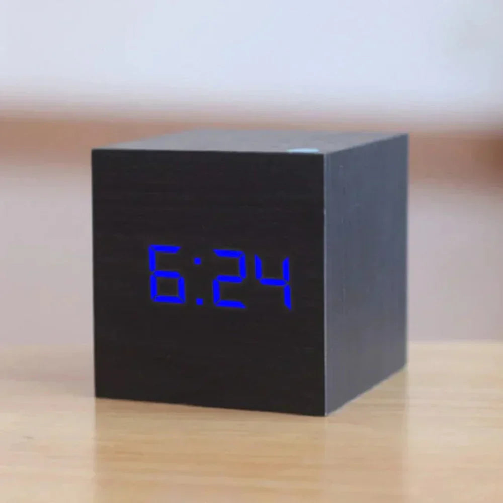 Digitalt trævækkeklokke, VerdiaCube LED-display med tid, dato og temperatur