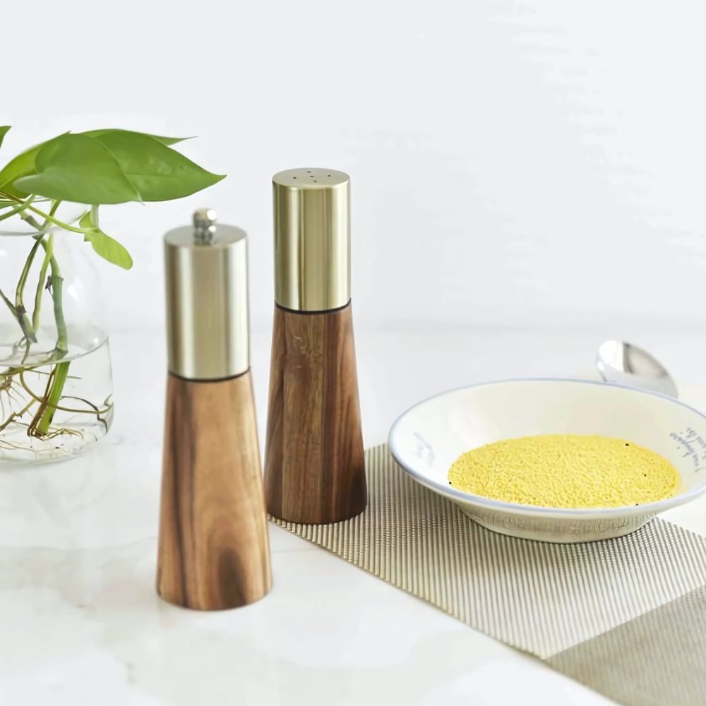 Elegant salt- og peberkværnsæt lavet af træ - Fioriscas