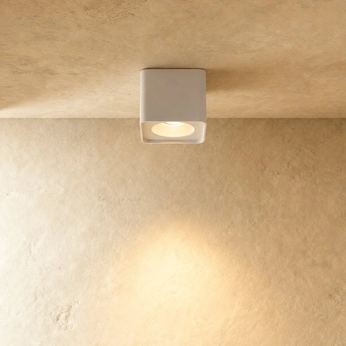 Lampa sufitowa Apex Box z reflektorem montowanym na powierzchni do nowoczesnych wnętrz