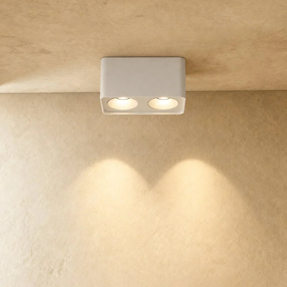Lampa sufitowa Apex Box z reflektorem montowanym na powierzchni do nowoczesnych wnętrz