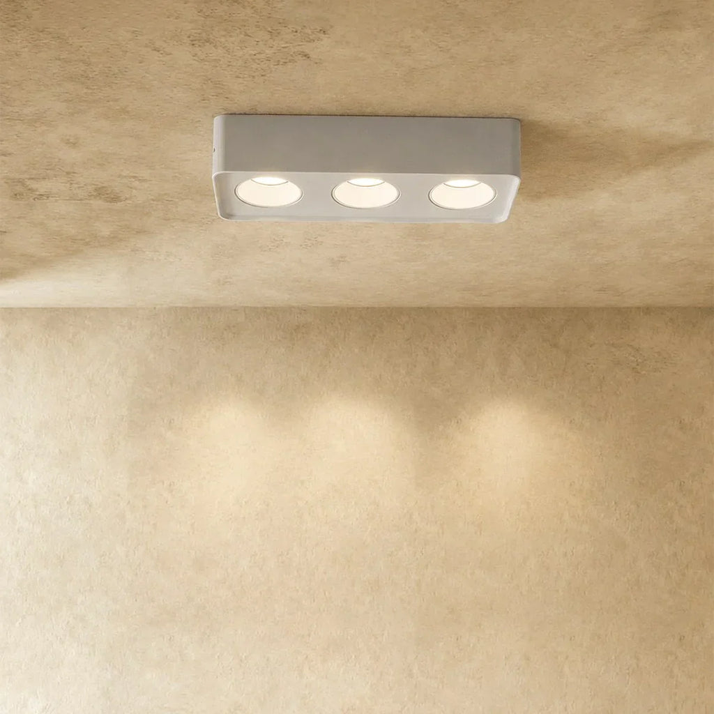 Kwadratowa lampa sufitowa QuadLux z czterema regulowanymi głowicami typu gimbal