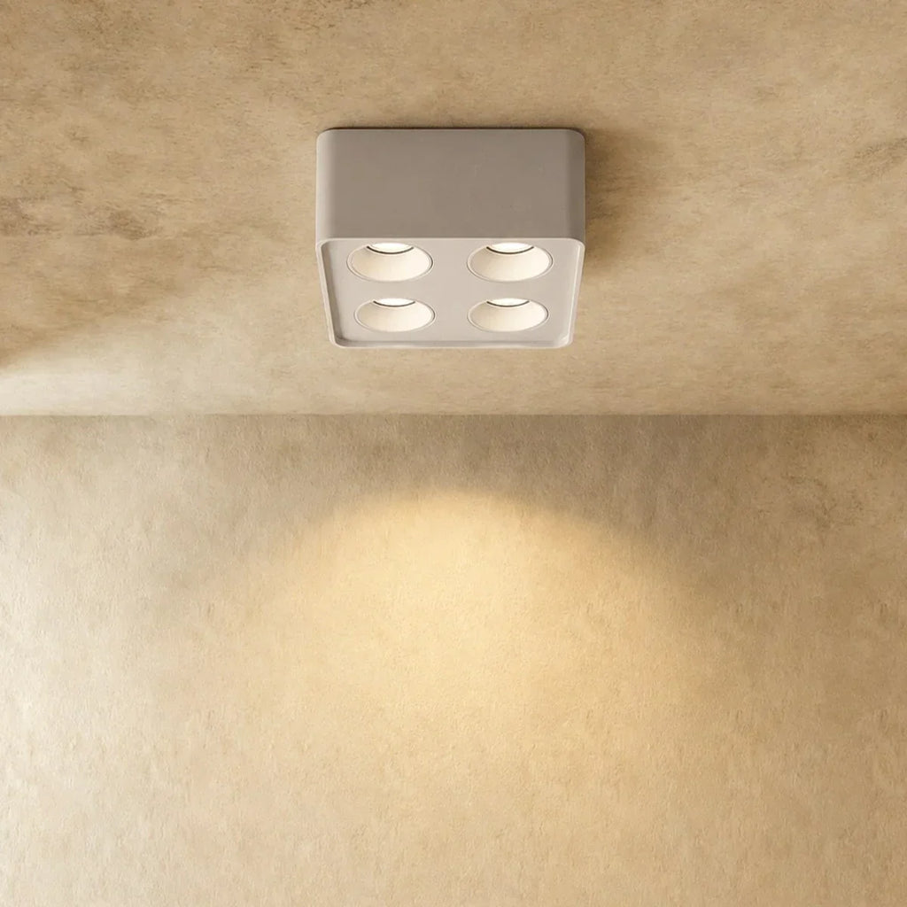 Kwadratowa lampa sufitowa QuadLux z czterema regulowanymi głowicami typu gimbal