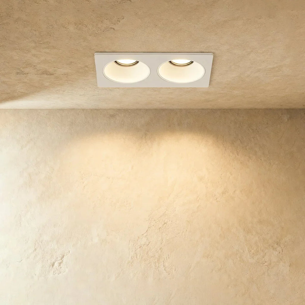 Spotlight de teto embutido LumenNest com duas cabeças e estrutura retangular