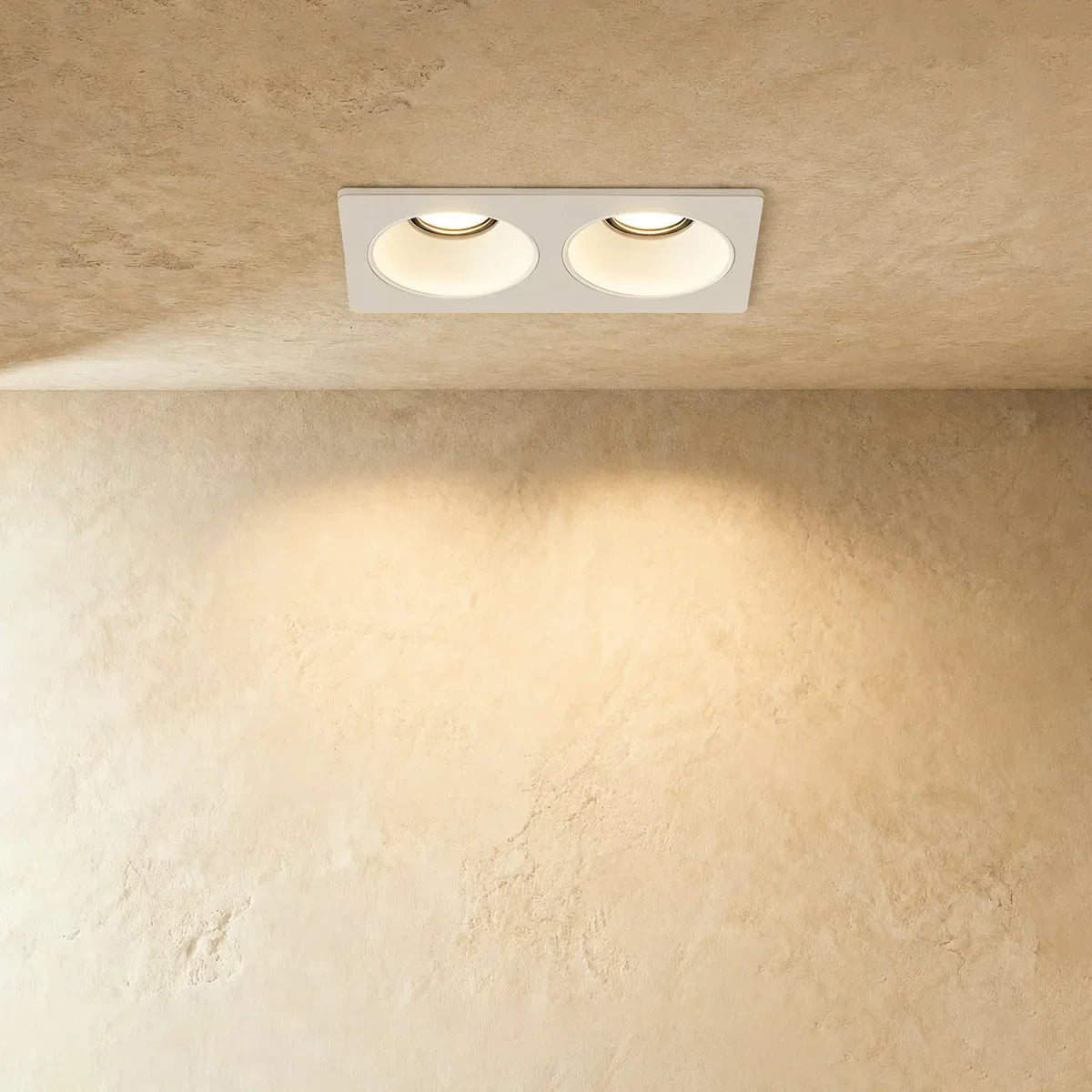 Spotlight de teto embutido LumenNest com duas cabeças e estrutura retangular
